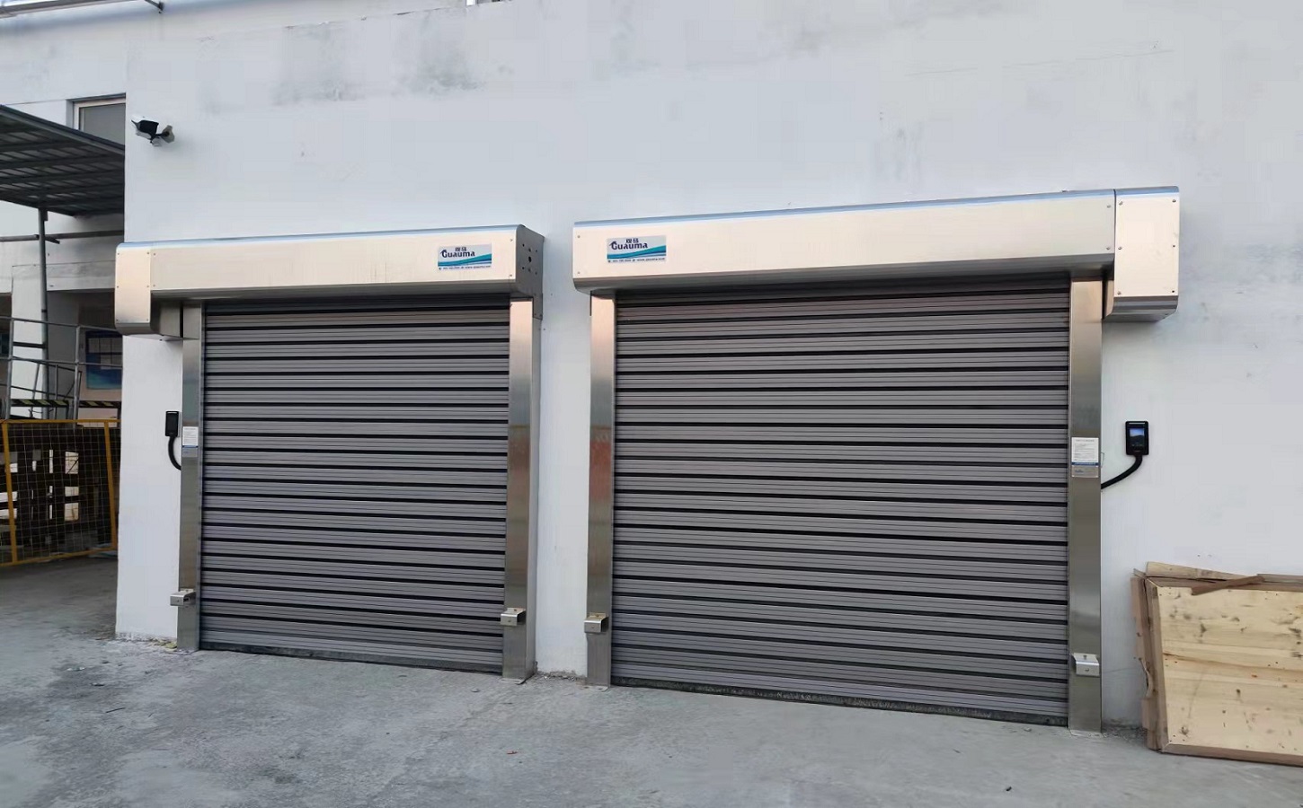 觀馬門業(yè)為盒成食品加工車間定制保溫快速卷簾門