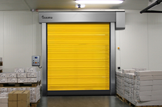 隨著工業(yè)和商業(yè)領(lǐng)域的不斷發(fā)展，保溫快速卷簾門成為了許多企業(yè)的不可或缺的裝置。這些門不僅提供了高效的溫度控制，還具有快速開閉、節(jié)能和安全等關(guān)鍵特性。本文將深入探討保溫快速卷簾門的工作原理、應(yīng)用領(lǐng)域、技術(shù)特點(diǎn)以及未來發(fā)展趨勢(shì)，以展示這一現(xiàn)代工業(yè)與商業(yè)領(lǐng)域的重要組成部分。  第一部分：保溫快速卷簾門的工作原理  保溫快速卷簾門是一種特殊設(shè)計(jì)的門，旨在提供高效的溫度控制和快速開閉功能。其工作原理基于多個(gè)關(guān)鍵組成部分的協(xié)同作用。  1.1 保溫材料  保溫快速卷簾門的核心特性之一是其保溫材料。這些門通常由雙層或多層材料構(gòu)成，如聚氨酯泡沫、聚苯乙烯或硬質(zhì)聚合物。這些材料具有優(yōu)秀的隔熱性能，可以防止室內(nèi)溫度流失，從而減少能源浪費(fèi)。  1.2 快速開閉機(jī)制  另一個(gè)關(guān)鍵特性是快速開閉機(jī)制。保溫快速卷簾門配備了高效的電動(dòng)卷簾機(jī)或液壓系統(tǒng)，使門能夠以極快的速度打開和關(guān)閉。這對(duì)于需要頻繁出入的工業(yè)和商業(yè)環(huán)境非常重要，因?yàn)樗梢蕴岣吖ぷ餍剩瑴p少能源消耗。  1.3 密封性能  保溫快速卷簾門通常具有良好的密封性能，以確保門在關(guān)閉時(shí)完全密封。這可以防止外部條件對(duì)室內(nèi)環(huán)境的影響，例如溫度波動(dòng)、灰塵和濕氣。密封性能還有助于維護(hù)衛(wèi)生標(biāo)準(zhǔn)，特別是在食品和醫(yī)藥行業(yè)中。  1.4 安全性  保溫快速卷簾門通常配備了多重安全功能，如紅外線傳感器、安全光幕和防撞裝置。這些功能可確保門在開閉過程中能夠識(shí)別并避免障礙物，從而保護(hù)人員和設(shè)備的安全。  第二部分：保溫快速卷簾門的應(yīng)用領(lǐng)域  保溫快速卷簾門在多個(gè)工業(yè)和商業(yè)領(lǐng)域都有廣泛的應(yīng)用，以下是一些主要領(lǐng)域的示例：  2.1 食品和飲料行業(yè)  在食品和飲料行業(yè)，保溫快速卷簾門用于存儲(chǔ)和加工食品，如冷凍食品、飲料和乳制品。這些門可以幫助維持所需的溫度和濕度條件，同時(shí)防止冷氣流失，從而確保產(chǎn)品的質(zhì)量和安全。  2.2 醫(yī)藥和生物制品行業(yè)  在醫(yī)藥和生物制品行業(yè)，一些產(chǎn)品需要在低溫環(huán)境下存儲(chǔ)，以確保其穩(wěn)定性和有效性。保溫快速卷簾門用于維持所需的溫度條件，同時(shí)減少溫度波動(dòng)和外界污染物的影響。  2.3 物流和倉(cāng)儲(chǔ)  在物流和倉(cāng)儲(chǔ)領(lǐng)域，保溫快速卷簾門用于高效地管理貨物流通，特別是在冷鏈物流中。這些門可以幫助減少溫度波動(dòng)、加快裝卸速度，從而提高物流效率。  2.4 制藥和化工行業(yè)  在制藥和化工行業(yè)，一些化學(xué)品需要在特定溫度下存儲(chǔ)，以確保其安全性和穩(wěn)定性。保溫快速卷簾門用于提供必要的溫度控制，同時(shí)減少外界因素對(duì)產(chǎn)品的影響。  第三部分：保溫快速卷簾門的技術(shù)特點(diǎn)  保溫快速卷簾門具有一些獨(dú)特的技術(shù)特點(diǎn)，使其成為工業(yè)和商業(yè)環(huán)境的理想選擇：  3.1 節(jié)能性  保溫快速卷簾門的保溫材料和密封性能可以顯著減少能源浪費(fèi)。這有助于降低能源成本，同時(shí)減少對(duì)環(huán)境的不利影響。  3.2 耐用性  由于保溫快速卷簾門通常需要頻繁開啟和關(guān)閉，因此它們必須具備高度的耐用性。這些門通常采用堅(jiān)固的材料和設(shè)計(jì)，以確保長(zhǎng)時(shí)間的可靠性。  3.3 自動(dòng)化和智能化  現(xiàn)代的保溫快速卷簾門通常具備自動(dòng)化控制和監(jiān)控功能。這些門可以根據(jù)溫度和安全需求自動(dòng)調(diào)整開閉速度，同時(shí)集成數(shù)據(jù)采集和遠(yuǎn)程監(jiān)控，以提高操作效率和安全性。  3.4 可定制性  保溫快速卷簾門通常可以根據(jù)特定的應(yīng)用需求進(jìn)行定制。這包括門的尺寸、開閉速度、控制系統(tǒng)和外觀設(shè)計(jì)。  第四部分：未來發(fā)展趨勢(shì)  保溫快速卷簾門技術(shù)在不斷發(fā)展，未來有望出現(xiàn)以下趨勢(shì)：  4.1 智能化和自動(dòng)化  未來的保溫快速卷簾門將更加智能化，具備自動(dòng)化控制和監(jiān)控功能。這將提高門的操作效率，減少人工干預(yù)的需求。  4.2 節(jié)能和環(huán)保  隨著環(huán)保意識(shí)的增強(qiáng)，未來的保溫快速卷簾門將更加注重節(jié)能和環(huán)保性能。新材料和設(shè)計(jì)將減少能源消耗和材料浪費(fèi)。  4.3 數(shù)據(jù)集成  未來的保溫快速卷簾門可能會(huì)集成數(shù)據(jù)采集和分析功能，以提供有關(guān)溫度和門操作的實(shí)時(shí)信息。這有助于更好地管理貨物和維護(hù)設(shè)備。  4.4 可持續(xù)性  可持續(xù)性將成為未來的重要考慮因素。因此，未來的保溫快速卷簾門可能會(huì)更加注重可持續(xù)材料和設(shè)計(jì)，以滿足可持續(xù)發(fā)展的要求。  結(jié)論  保溫快速卷簾門作為現(xiàn)代工業(yè)和商業(yè)領(lǐng)域的關(guān)鍵組成部分，在食品、醫(yī)藥、物流、制藥和化工等多個(gè)領(lǐng)域發(fā)揮著至關(guān)重要的作用。它們的工作原理基于保溫材料、快速開閉機(jī)制、密封性能和安全性能等技術(shù)特點(diǎn)，具有節(jié)能、耐用、自動(dòng)化和定制化等特點(diǎn)。未來，保溫快速卷簾門將繼續(xù)發(fā)展，變得更加智能化、環(huán)保和可持續(xù)，以滿足不斷變化的工業(yè)和商業(yè)需求，同時(shí)提高能源效率，減少對(duì)環(huán)境的不利影響。