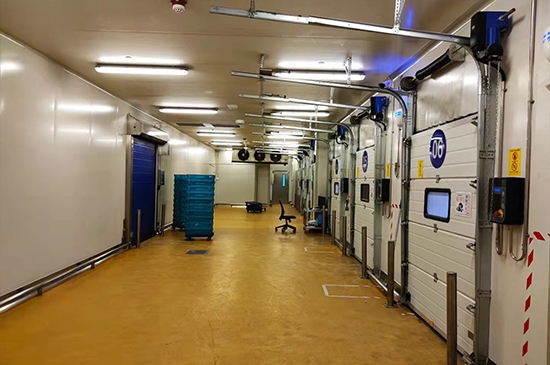 工業保溫滑升門:溫暖與安全的現代工業解決方案 工業保溫滑升門:溫暖與安全的現代工業解決方案