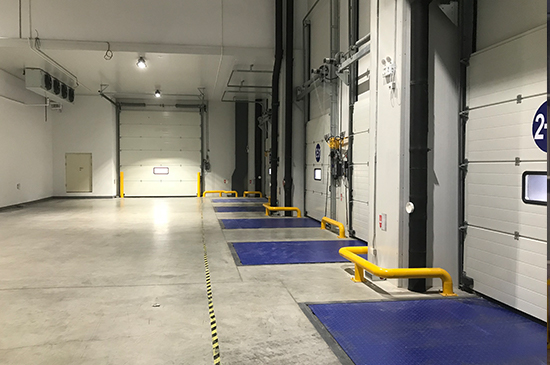 工業保溫滑升門:溫暖與安全的現代工業解決方案 工業保溫滑升門:溫暖與安全的現代工業解決方案