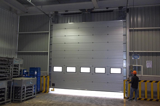 工業保溫滑升門:溫暖與安全的現代工業解決方案 工業保溫滑升門:溫暖與安全的現代工業解決方案