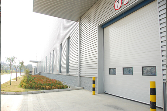 工業保溫滑升門:溫暖與安全的現代工業解決方案 工業保溫滑升門:溫暖與安全的現代工業解決方案