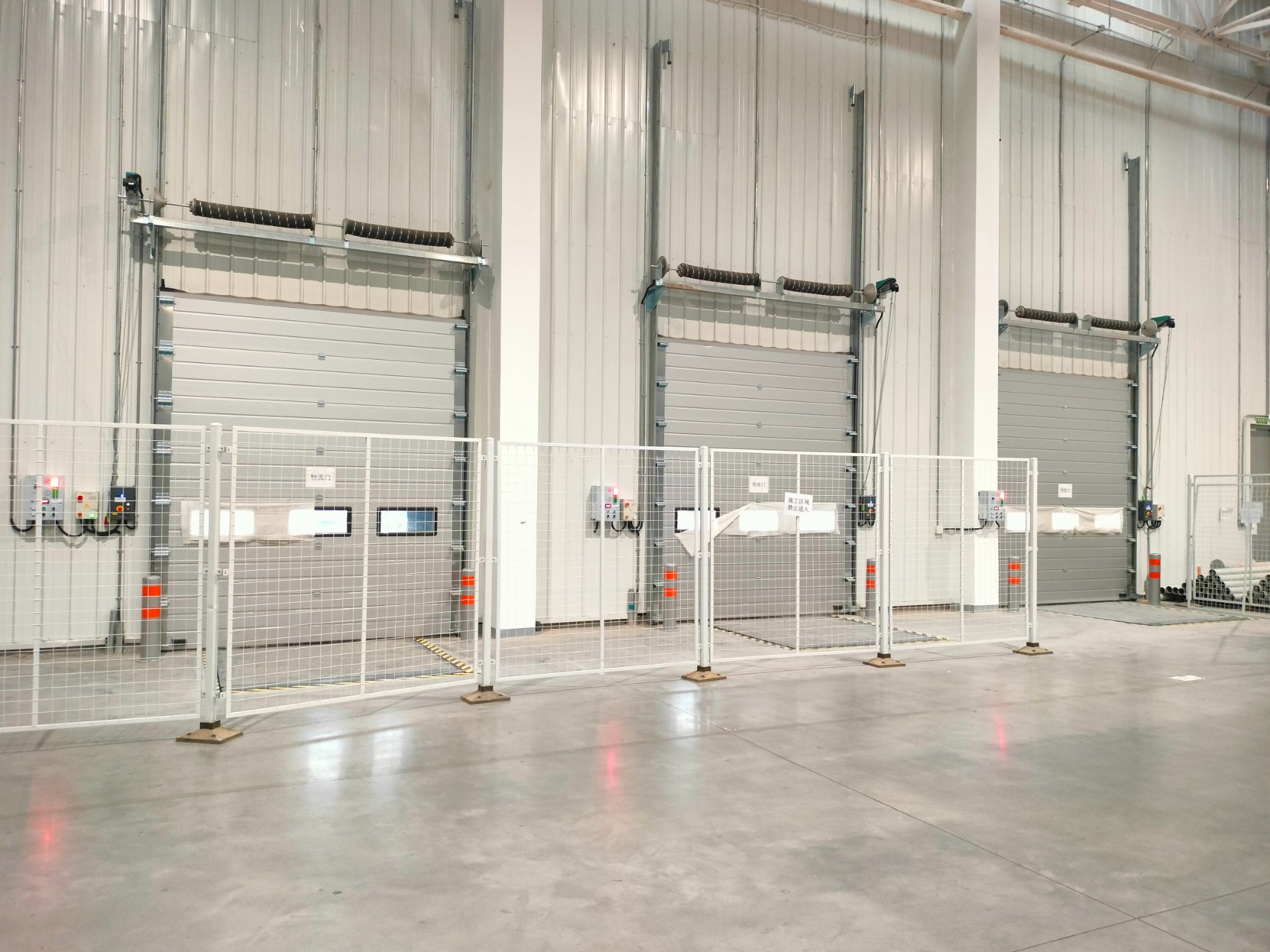 為小米汽車裝裝卸月臺(tái)安裝貨車限動(dòng)器,液壓調(diào)節(jié)板設(shè)備