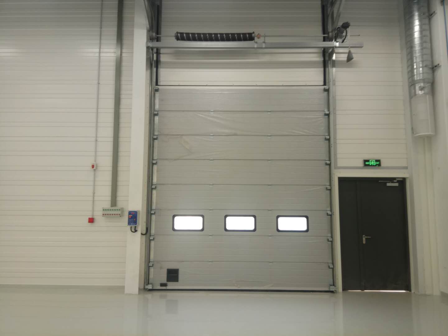 工業(yè)提升門的“長壽秘訣”：日常保養(yǎng)的神奇力量